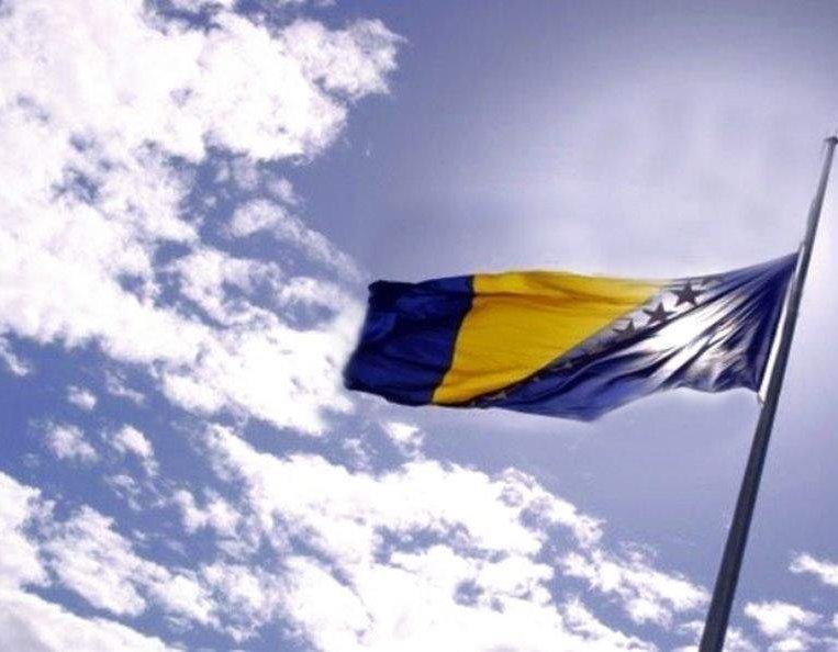 Prvi put u cijelom svijetu na inicijativu ministrice Turković: Ambasade BiH 11. jula sa zastavama na pola koplja 