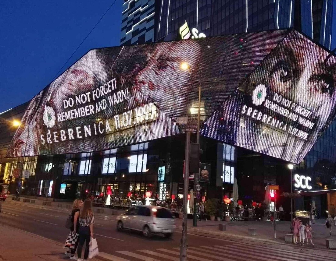 SCC u Sarajevu osvijetljen Cvijetom Srebrenice čiju pozadinu čine djela iz slikarskog opusa Safeta Zeca