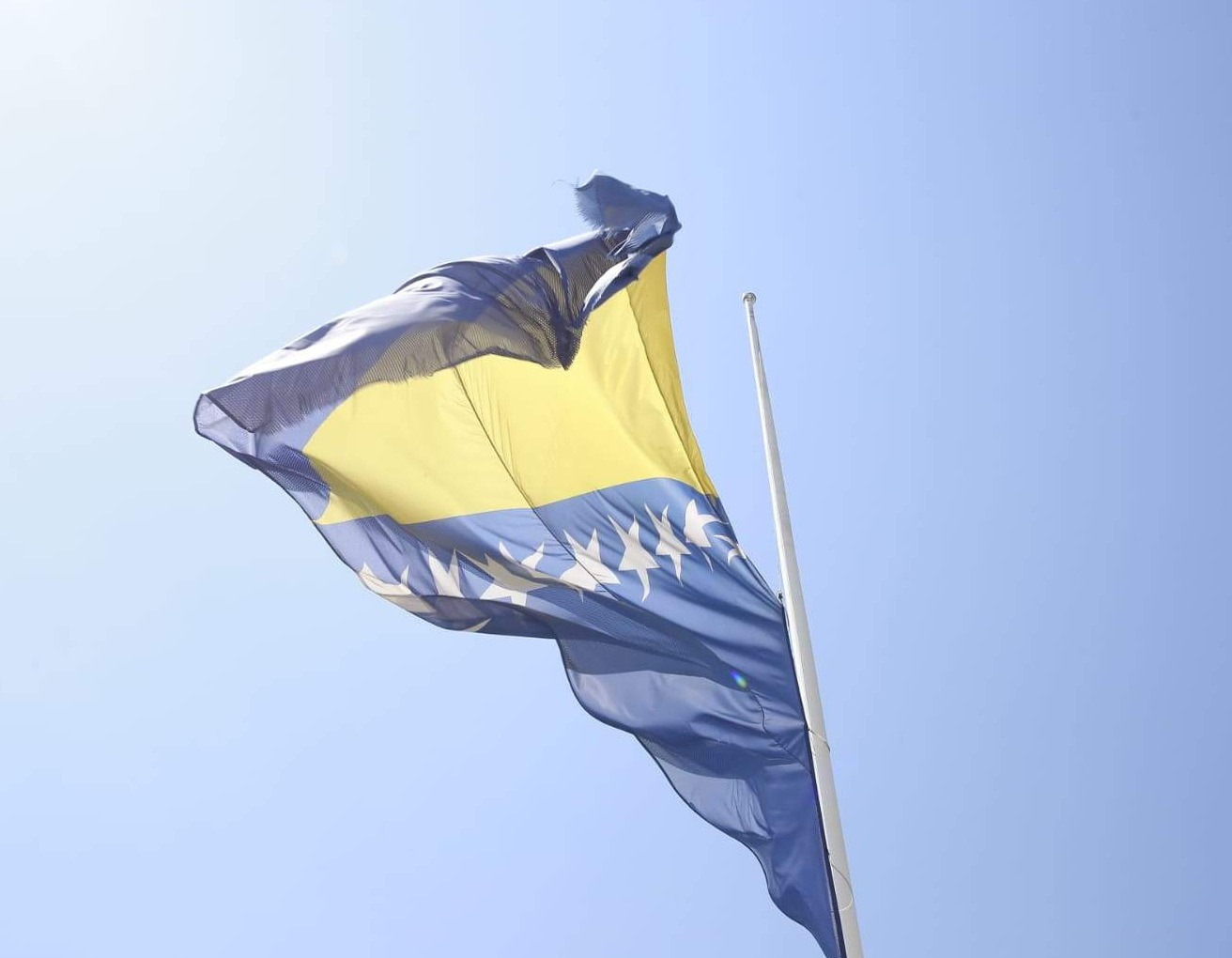 Grad Sarajevo: Na Humu, Tabiji i Vijećnici zastave BiH spuštene na pola koplja