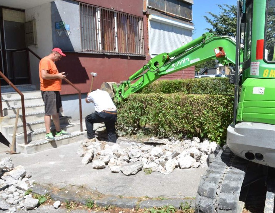 Ugradnja kosih invalidskih platformi u ulicama Džemala Bijedića 35 i Aleja lipa 62