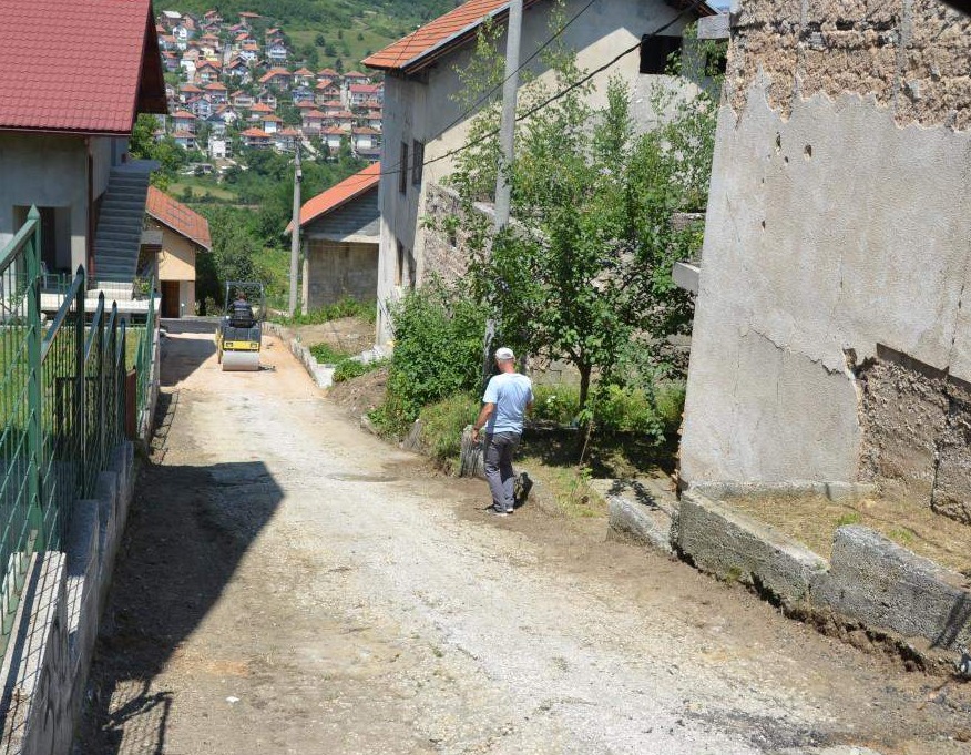 U toku radovi na asfaltiranju saobraćajnice u ulici Zahira Panjete od broja 149E do broja 384