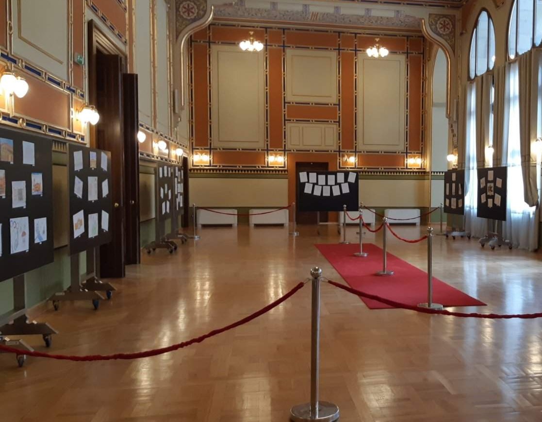 Dječji radovi s motivima sarajevskih simbola postavljeni u Vijećnici