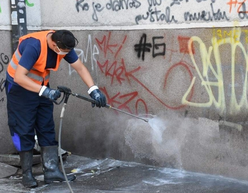 Počelo uklanjanja grafita sa zgrada u Centru