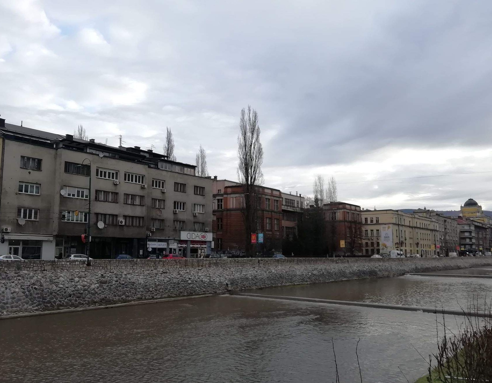 U Sarajevu umjereno do pretežno oblačno vrijeme, tokom dana sa kišom