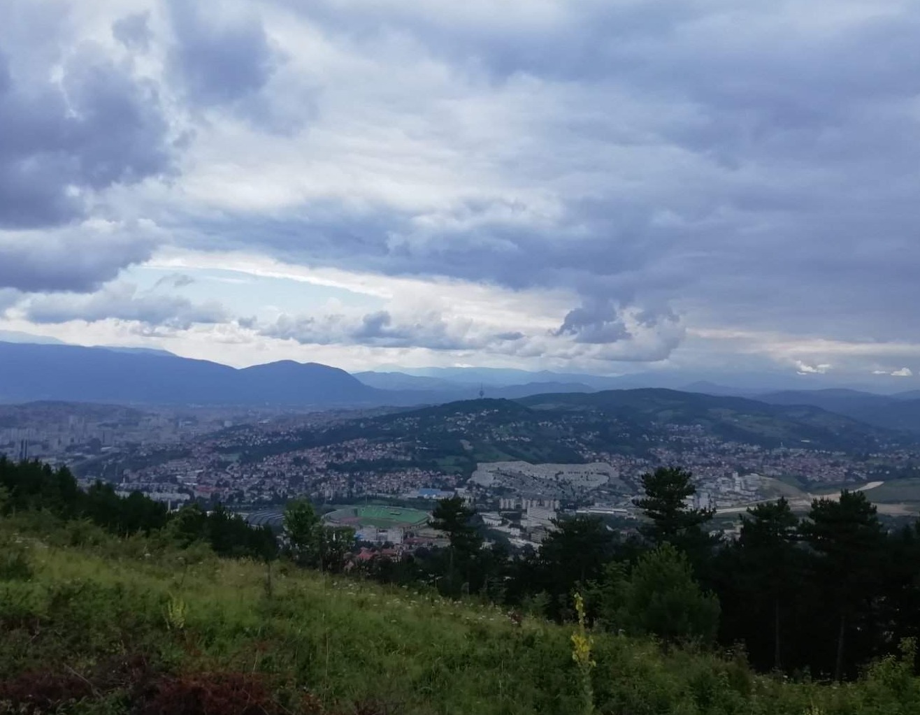 Oblačno sa kišom: U Sarajevu najviša dnevna temperatura 20 stepeni