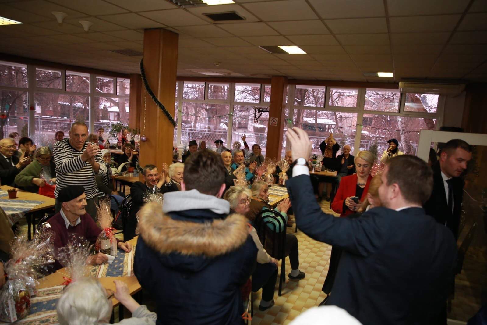 3.jpg - Gradonačelnik Skaka i direktorica Izetbegović na proslavi Nove godine sa &scaron;tićenicima Gerontolo&scaron;kog centra