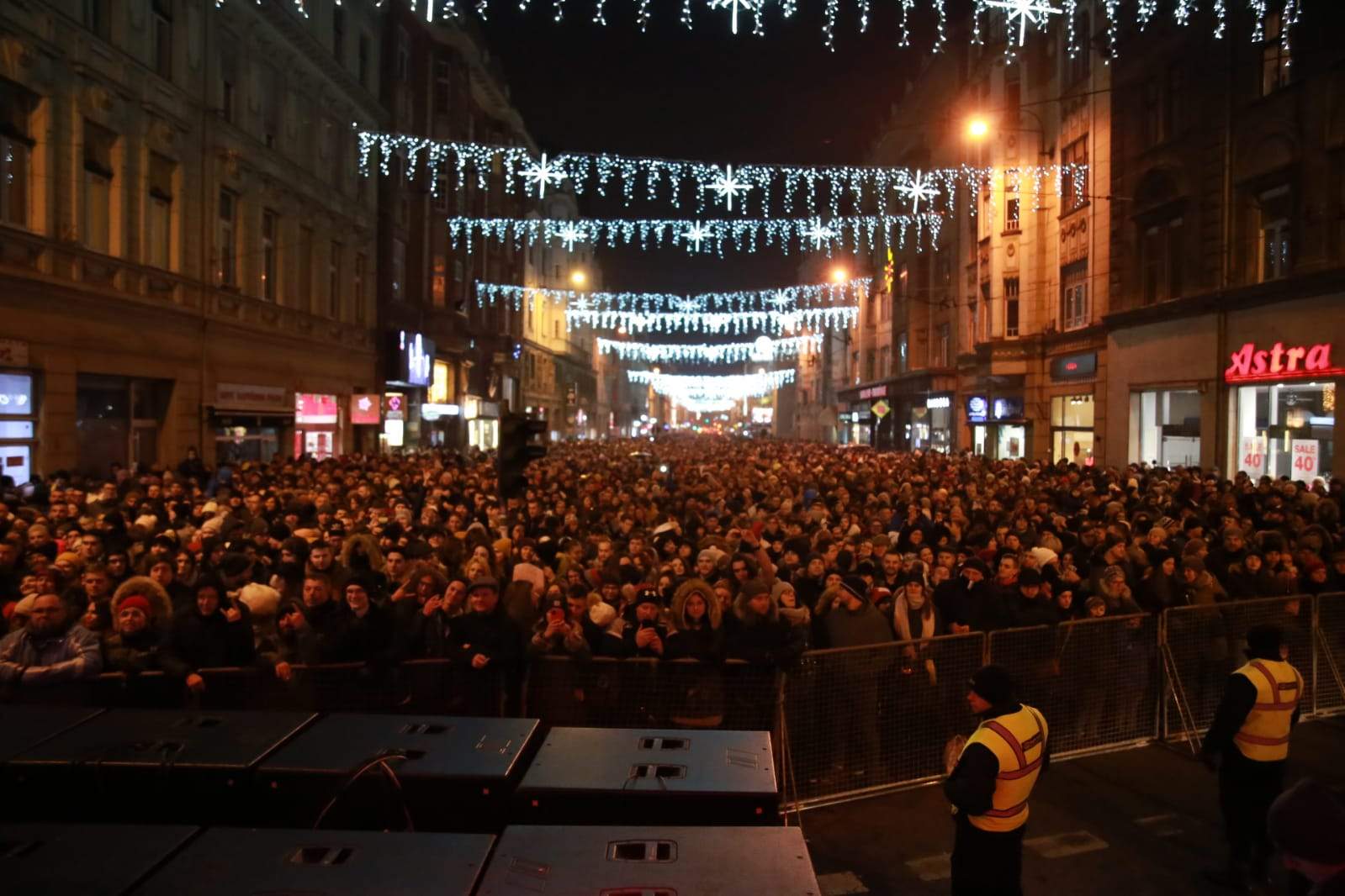 IMG-e248f1acb054cb6dc02409ff440ddf9c-V.jpg - Legendarni sarajevski rock-bend Zabranjeno pu&scaron;enje upotpunio sarajevsku čaroliju i priredio dernek za pamćenje