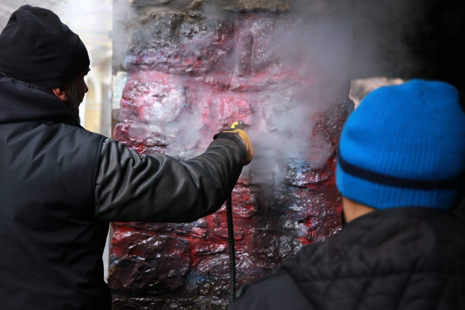 grafiti2.jpg - Na inicijativu Grada Sarajeva započelo uklanjanje grafita sa fasade Stare pravoslavne crkve