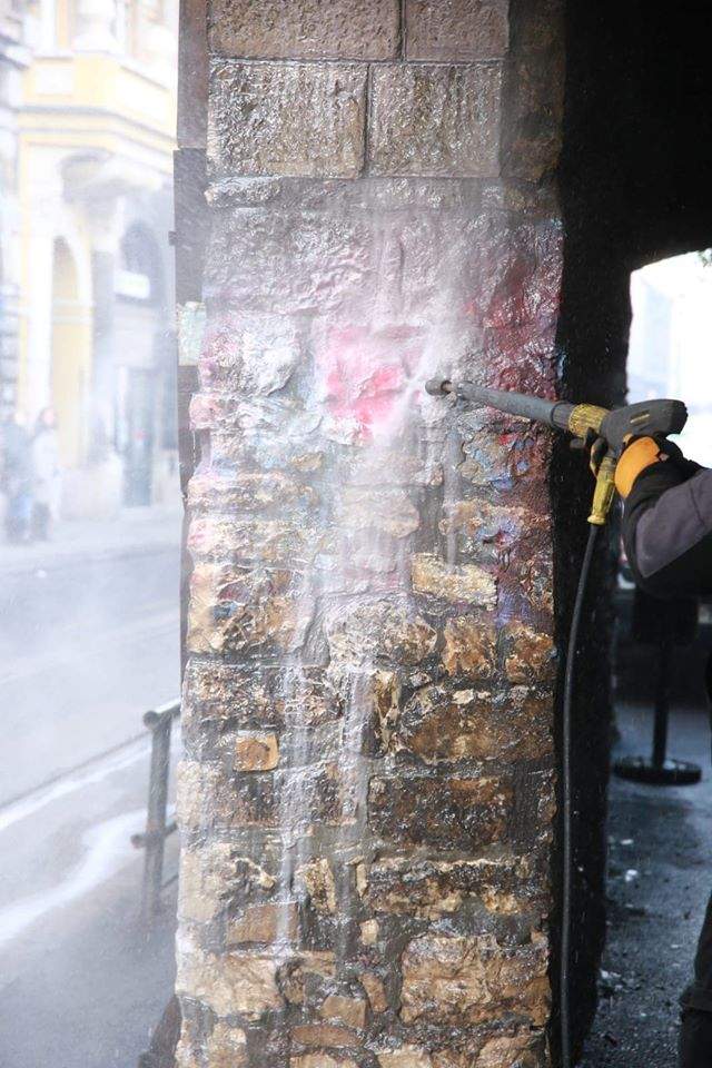 grafiti4.jpg - Na inicijativu Grada Sarajeva započelo uklanjanje grafita sa fasade Stare pravoslavne crkve