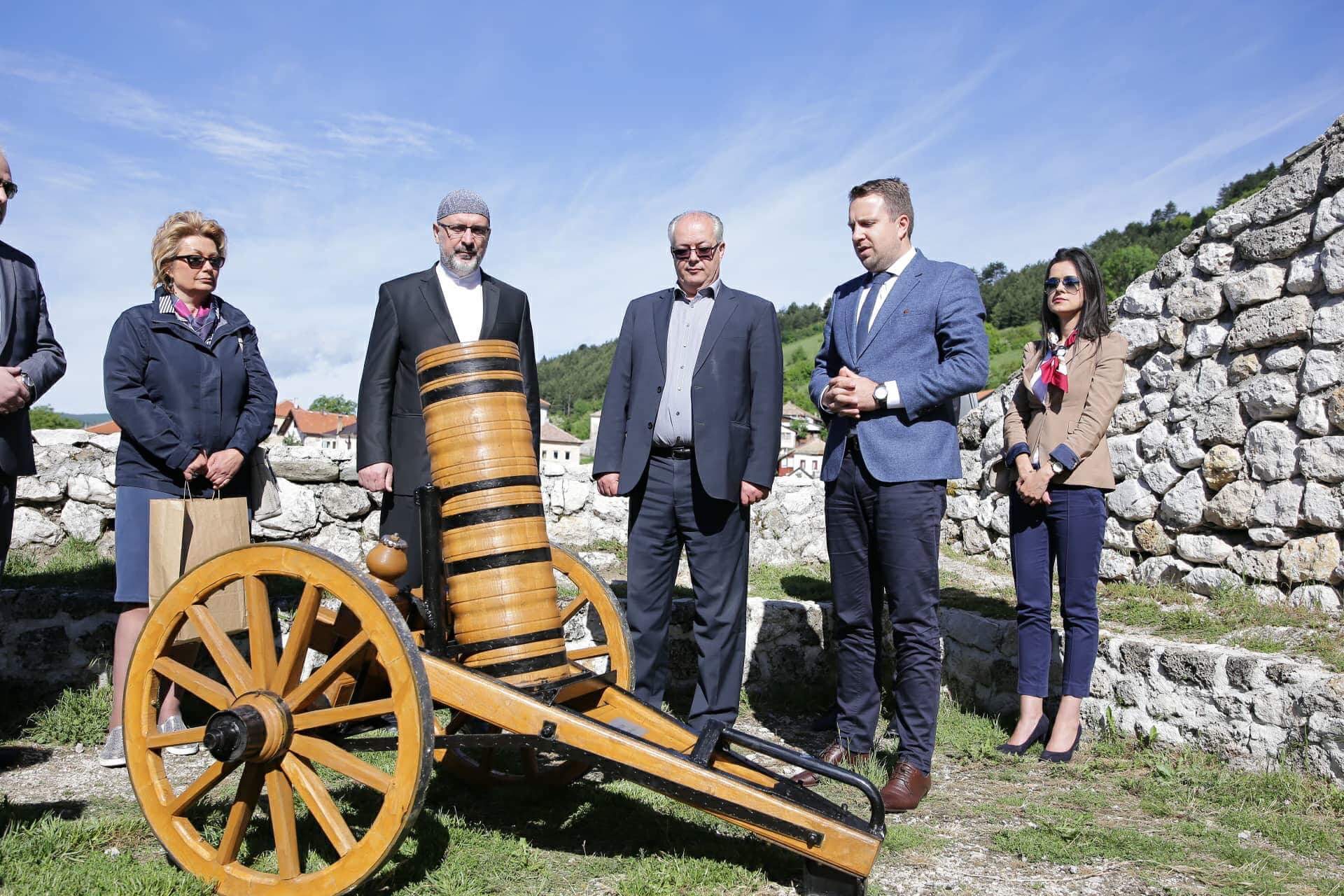Sarajevo darovalo Travniku, Mostaru i Općini Novi Grad ručno rađeni top kojim će se obilježavati vrijeme iftara