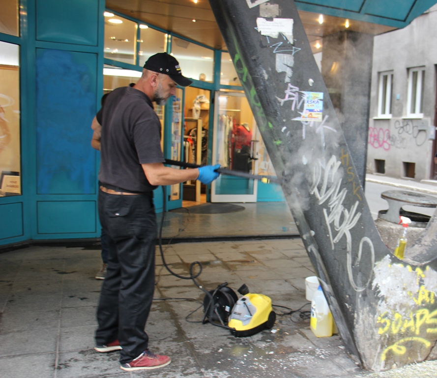 Počelo uklanjanje grafita u centru Sarajeva