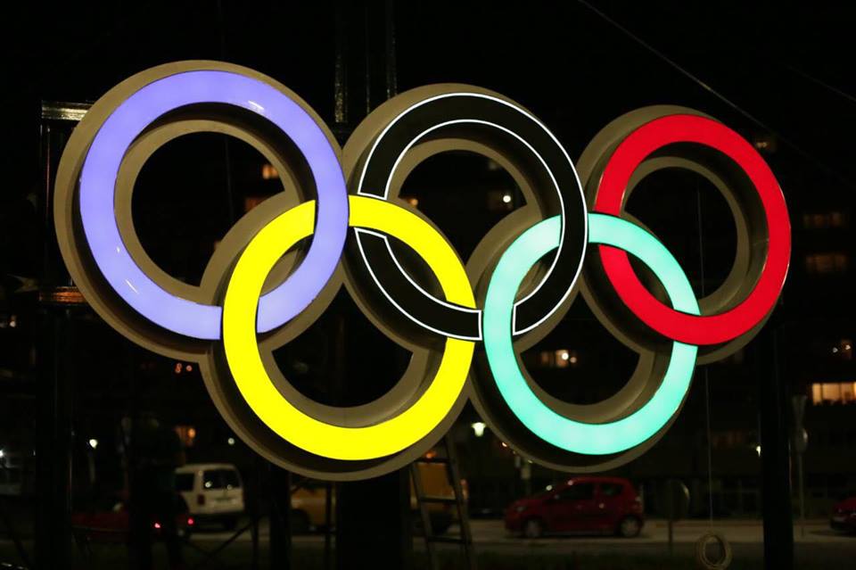 Postavljeni svijetleći olimpijski krugovi na ulazu u grad