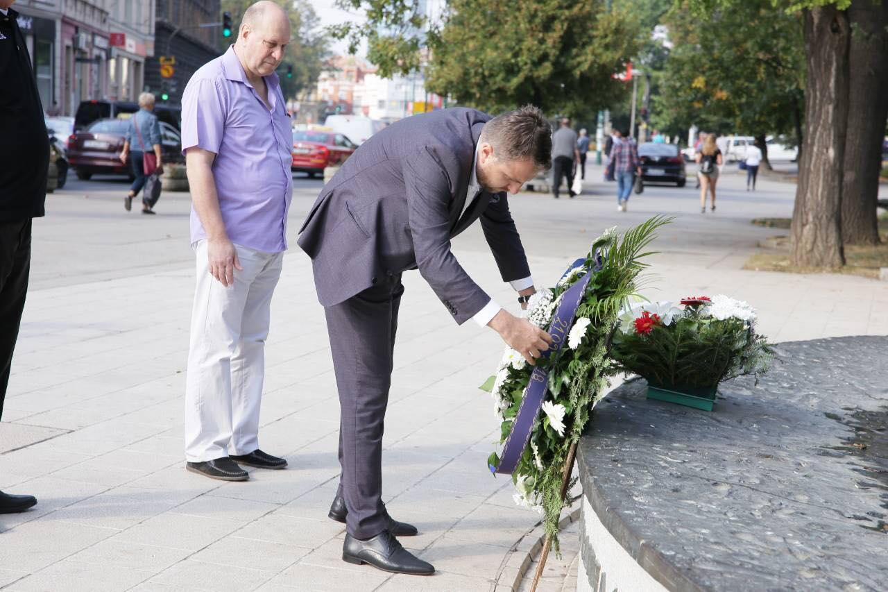 Povodom Međunarodnog dana mira gradonačelnik Skaka položio cvijeće na Spomen-obilježje ubijenoj djeci opkoljenog Sarajeva