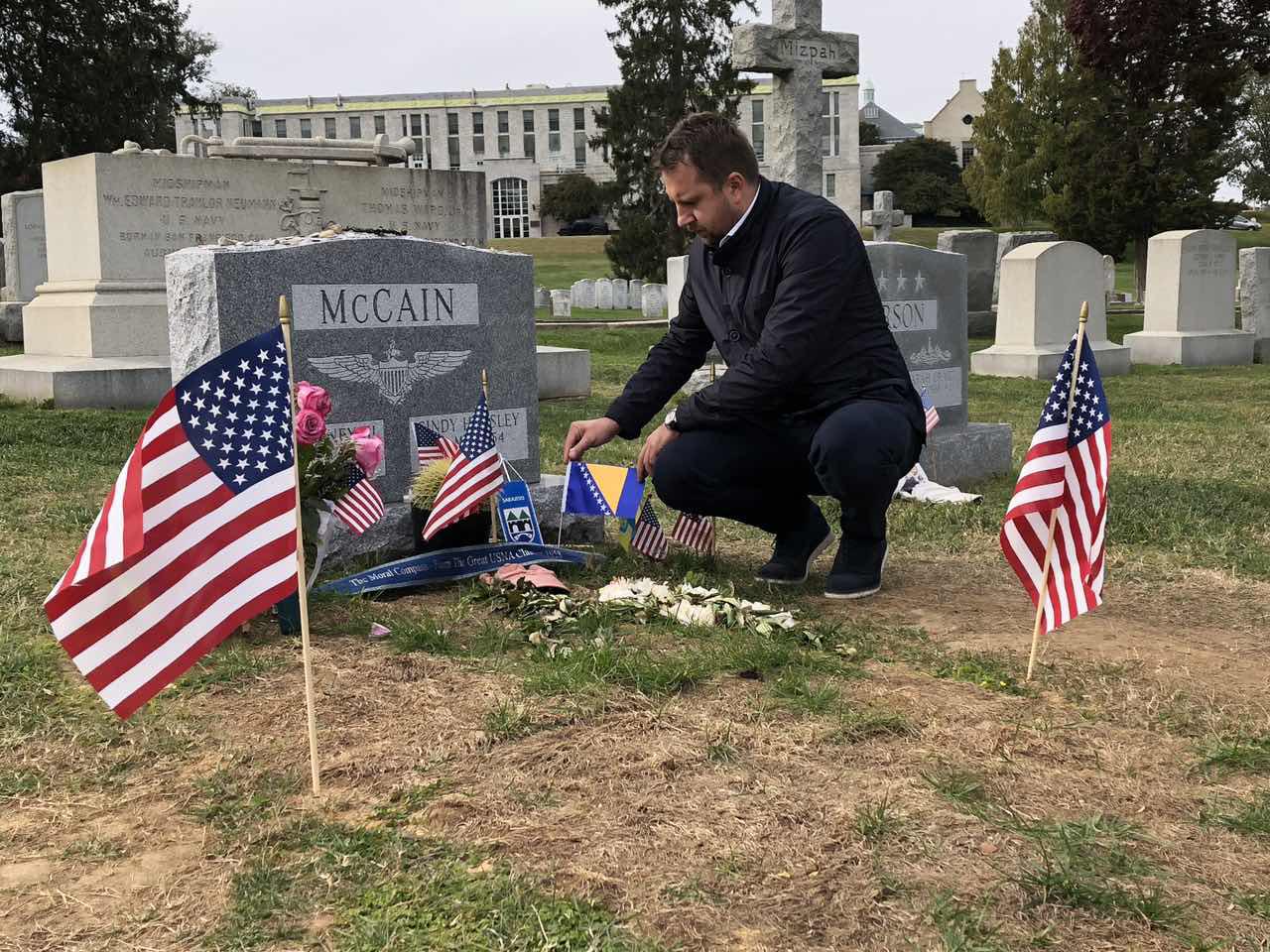 Usvojen prijedlog gradonačelnika Skake: Senator John McCain dobit će ulicu ili trg u Sarajevu!