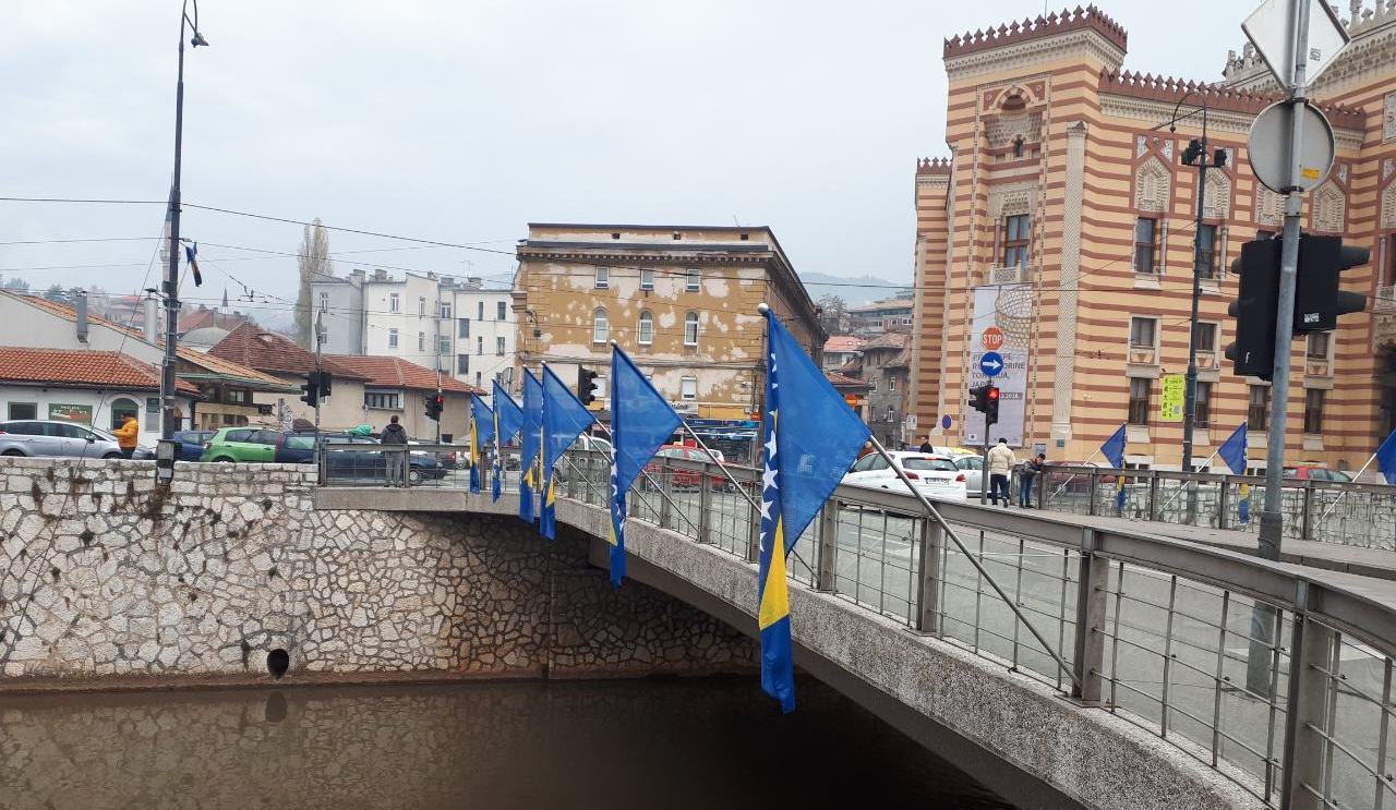 Zavijorile državne zastave na mostu preko puta Vijećnice