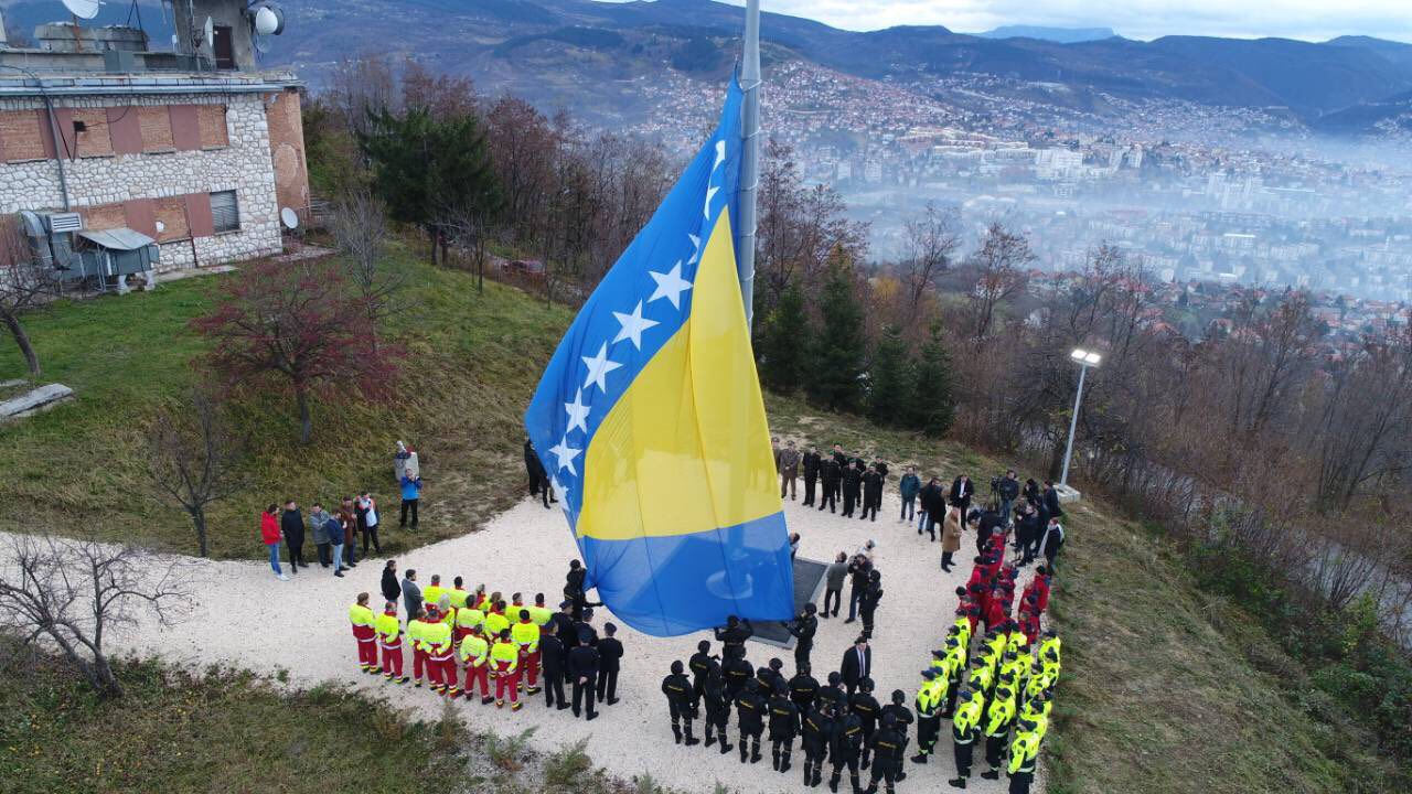 Podizanjem državne zastave na brdu Hum započelo obilježavanje 25. novembra - Dana državnosti BiH
