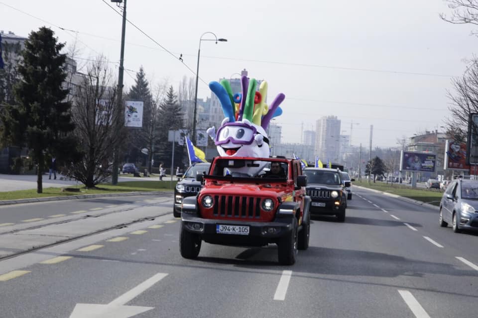 Svečani defile ulicama Sarajeva uoči početka EYOF-a