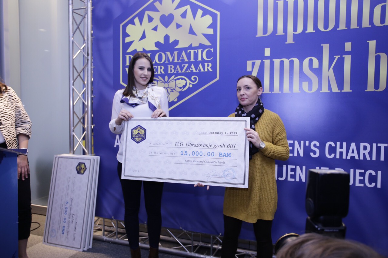 Uručena sredstva: Diplomatski zimski bazar udruženjima dodijelio 212.000 KM