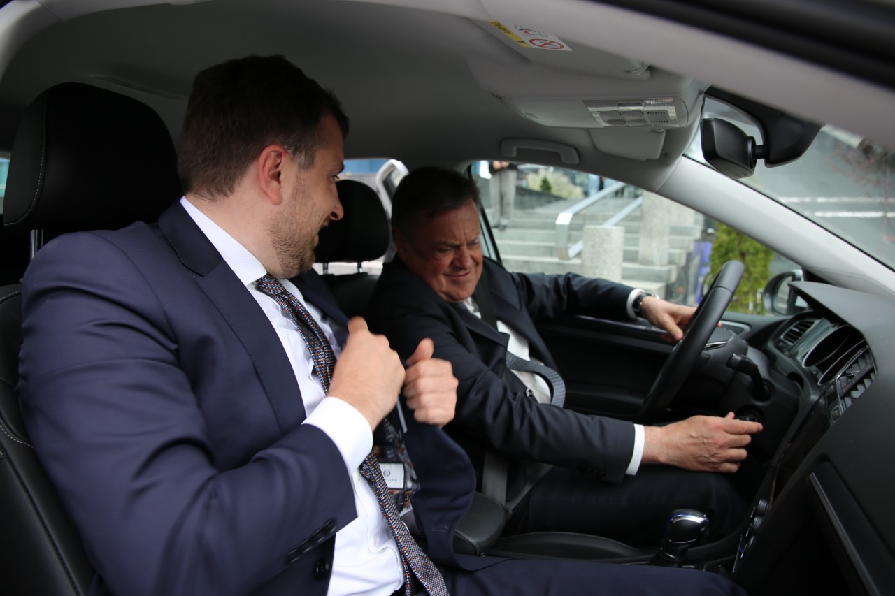 Sudionici Samita vozili se u električnim automobilima