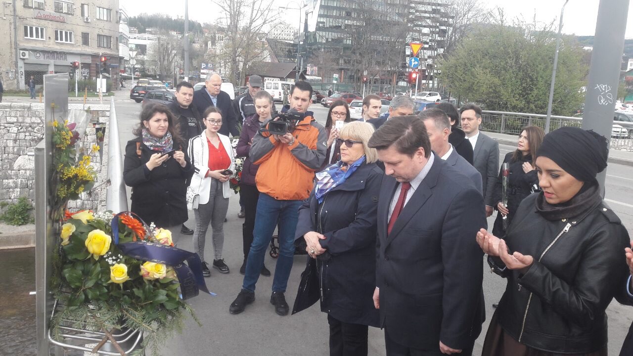 Delegacija Grada Sarajeva položila cvijeće na Mostu Suada i Olga i kod Višegradske kapije