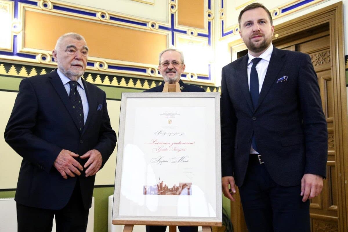 Stjepanu Mesiću uručeno priznanje Počasni građanin Grada Sarajeva