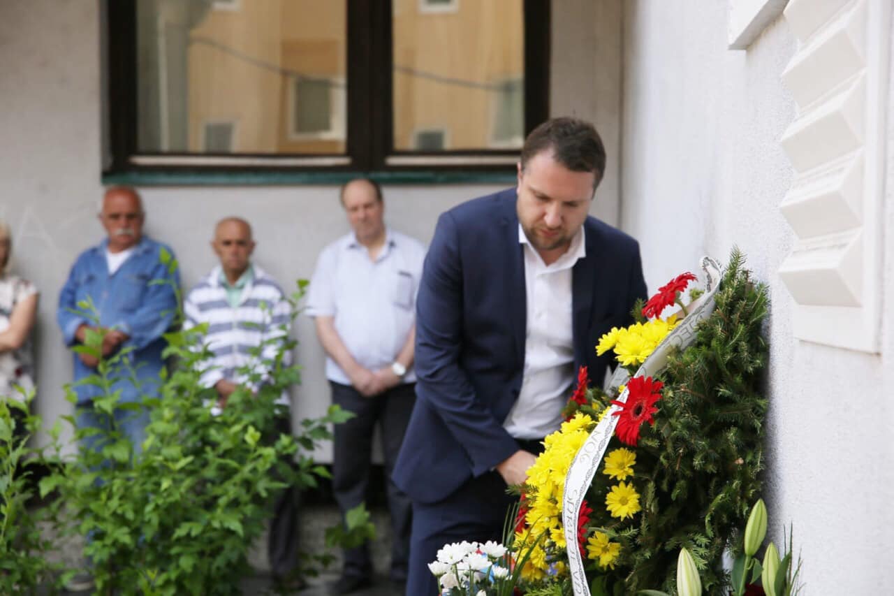 Градоначелник Скака одао почаст убијеној дјеци у улици Бакаревића